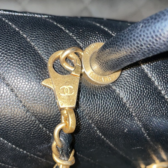 Chanel Black chevron flap Bag w gold hardware! 🖤 - Picture 5 of 16